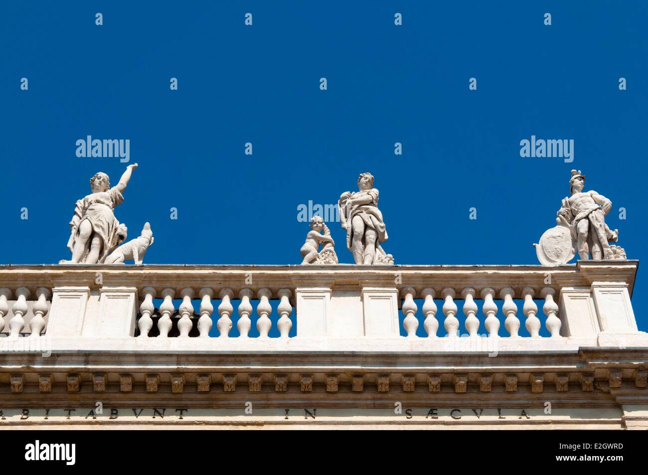 Italie Vénétie Vérone classée au Patrimoine Mondial de l'UNESCO de statues dans Canossa Palace Banque D'Images