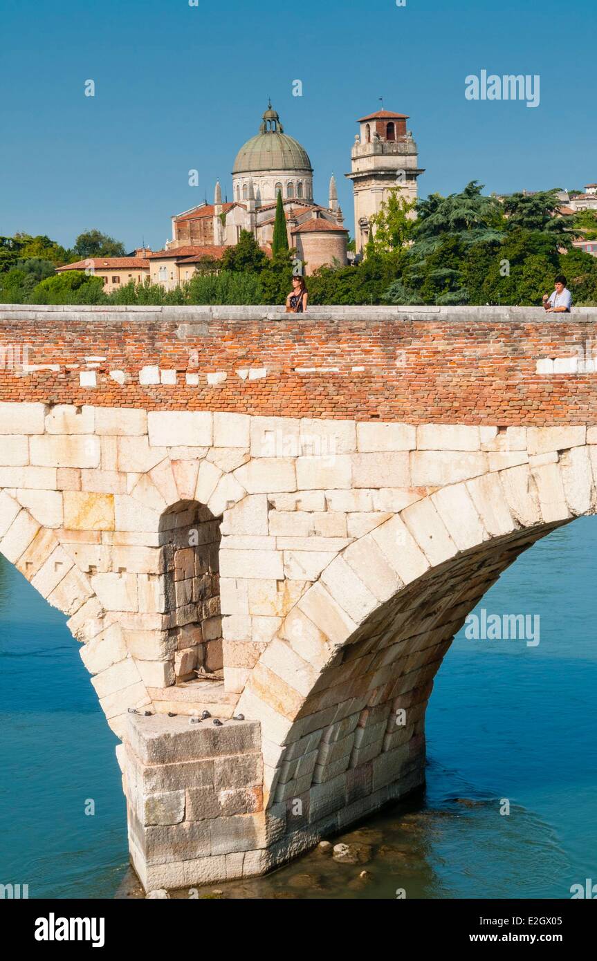 Italie Vénétie Vérone classée au Patrimoine Mondial de l'UNESCO pose la rivière Adige Pietra Banque D'Images