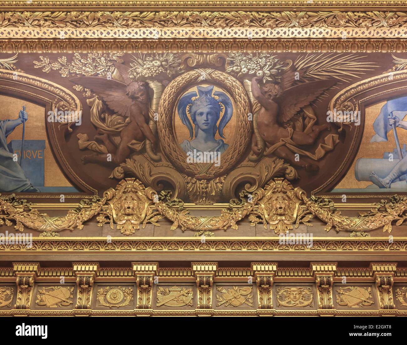France Paris Palais Royal Conseil d'Etat salle de l'assemblée générale de détail de plafond décoré par le peintre Jules Elie Delaunay Banque D'Images