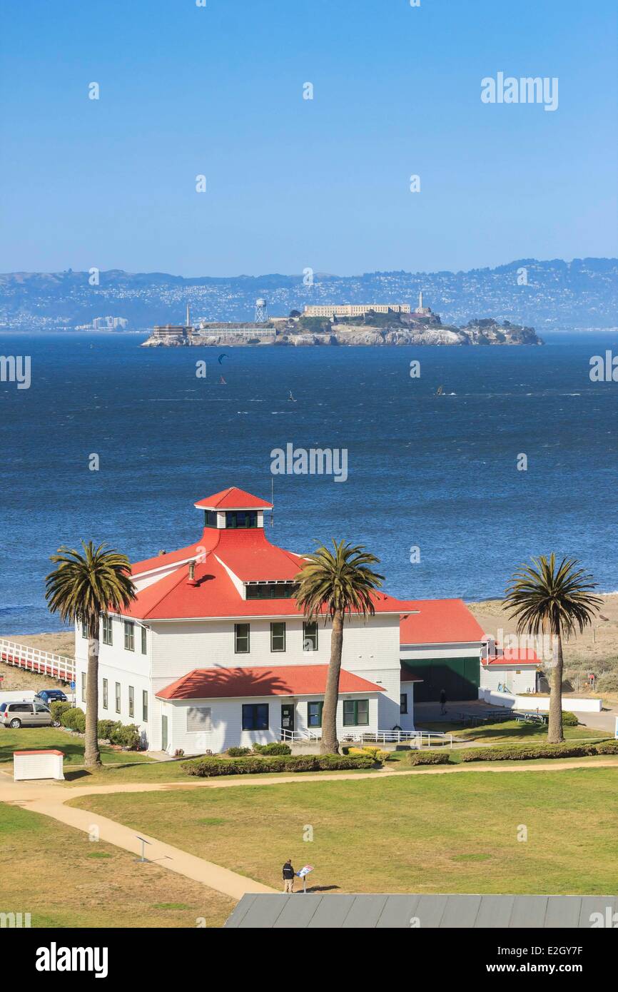 États-unis Californie San Francisco Golden Gate National Recreation Area Crissy Field Center East de Golden Gate Bridge à San Francisco Bay l'île d'Alcatraz en arrière-plan Banque D'Images