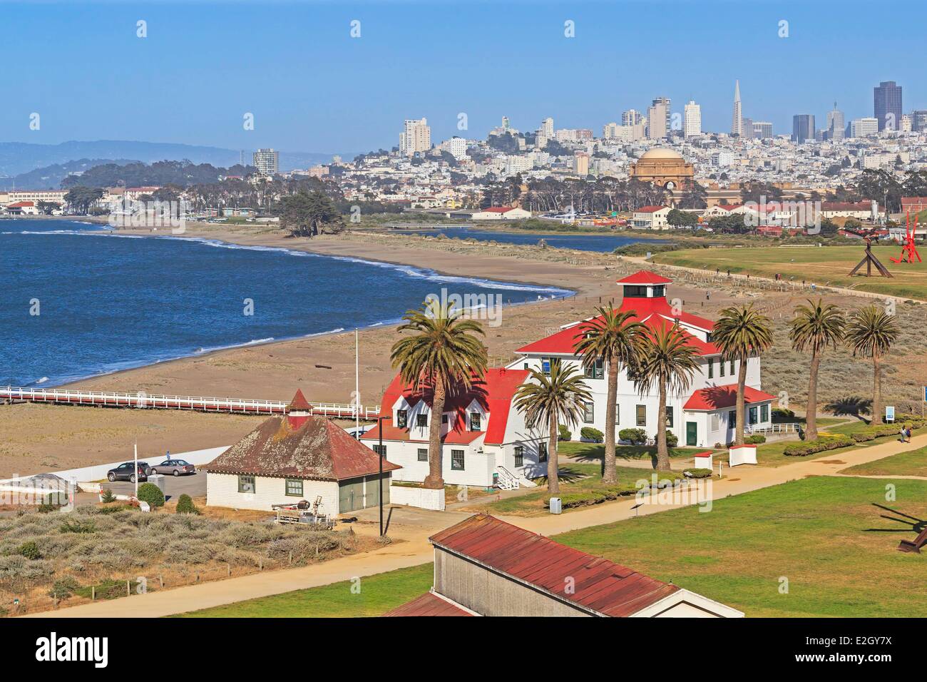 États-unis Californie San Francisco Golden Gate National Recreation Area Golden Gate promenade at Crissy Field est de Golden Gate Bridge San Francisco skyline en arrière-plan Banque D'Images