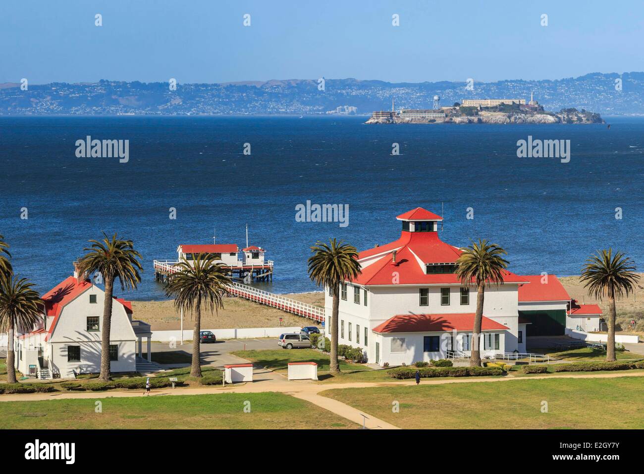 États-unis Californie San Francisco Golden Gate National Recreation Area Crissy Field Center East de Golden Gate Bridge à San Francisco Bay l'île d'Alcatraz en arrière-plan Banque D'Images