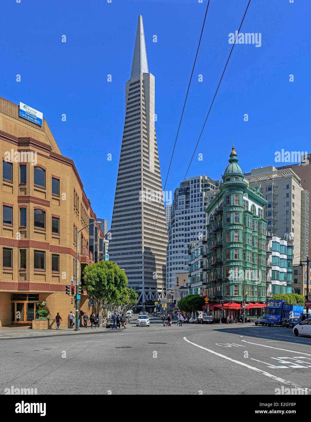 États-unis Californie San Francisco Financial District sur la tour droite Colombus (Sentinel) Bâtiment occupé par le réalisateur Francis Ford Coppola's studio et la Transamerica Pyramid par l'architecte William Pereira Colombus Avenue Banque D'Images