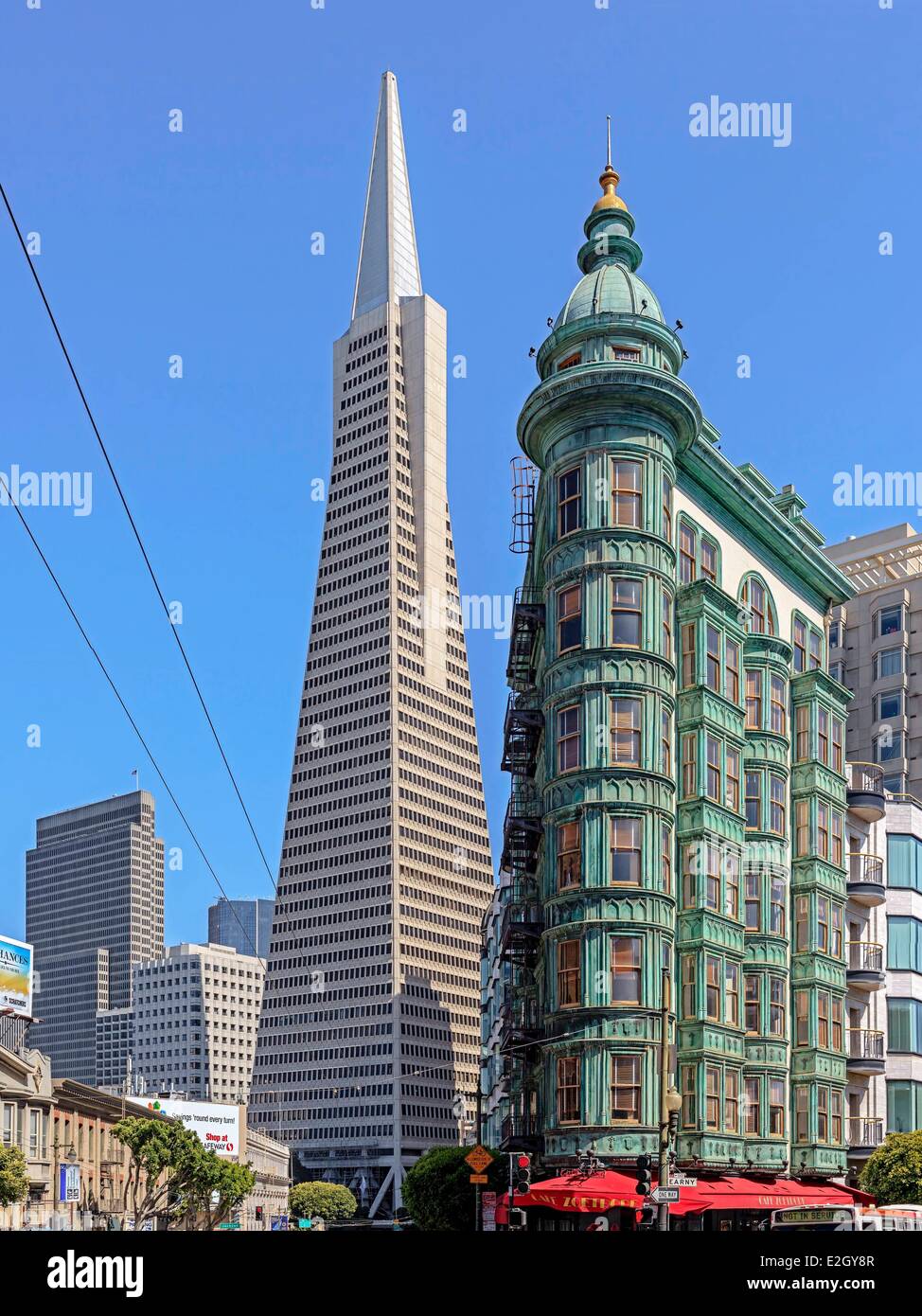 États-unis Californie San Francisco Financial District Colombus Tower (Sentinel) Bâtiment occupé par le réalisateur Francis Ford Coppola's studio et la Transamerica Pyramid par l'architecte William Pereira Colombus Avenue Banque D'Images
