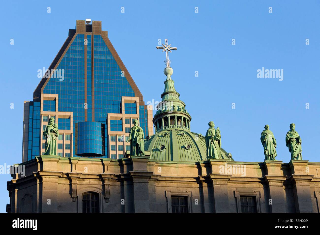 Canada province de Québec Montréal Cathédrale Basilique Marie Reine du monde et des statues des douze apôtres et en arrière-plan 1000 De La Gauchetiere skyscraper Banque D'Images
