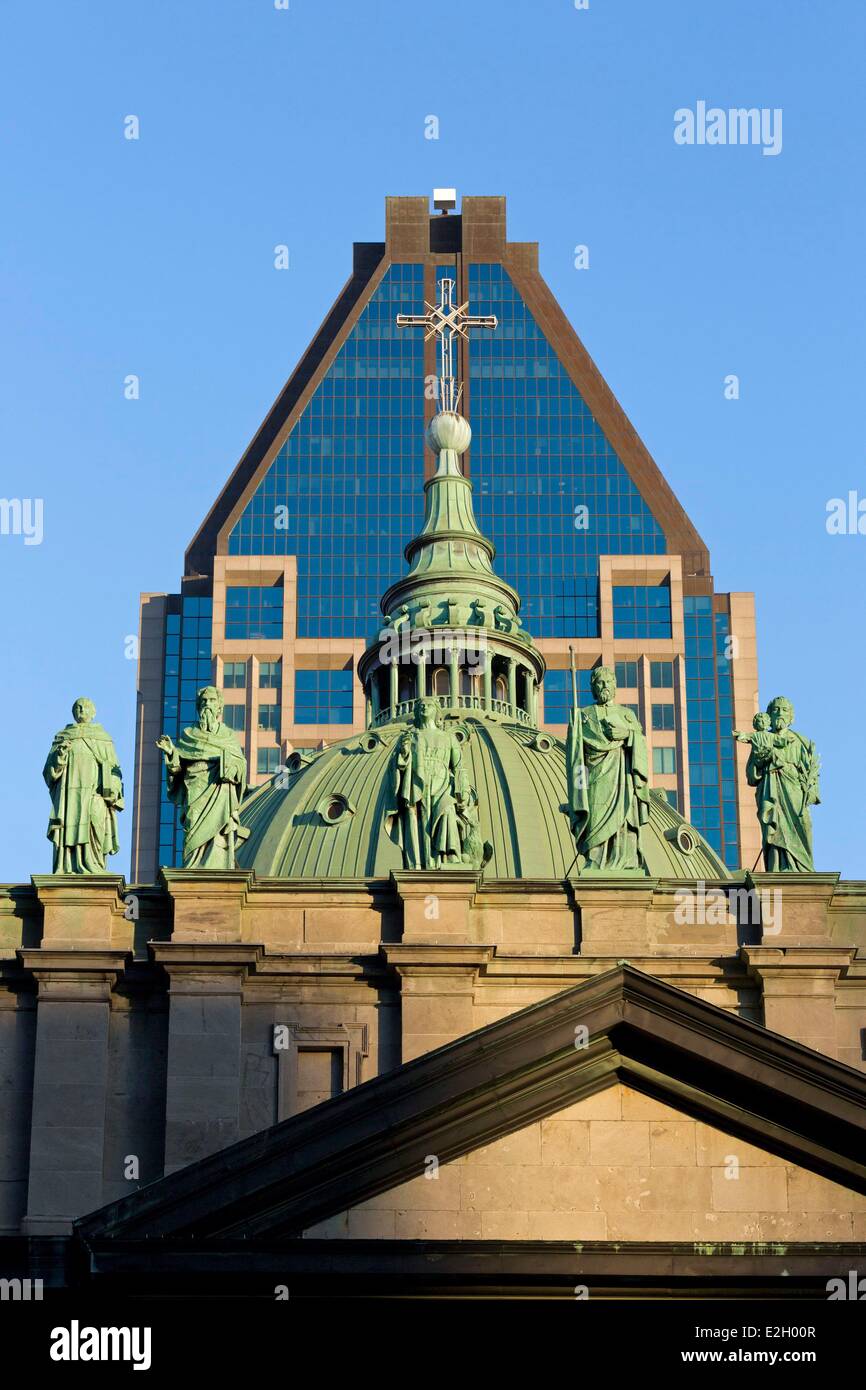 Canada province de Québec Montréal Cathédrale Basilique Marie Reine du monde et des statues des douze apôtres et en arrière-plan 1000 De La Gauchetiere skyscraper Banque D'Images