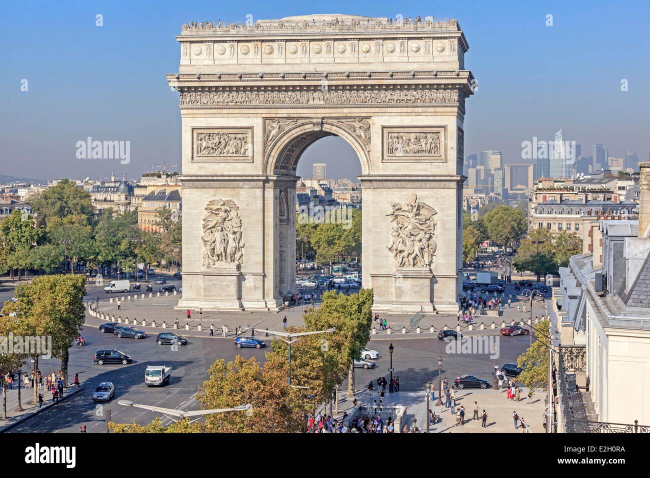 France Paris Arc de Triomphe voir l'extrémité supérieure de l'Avenue des Champs Elysées Banque D'Images