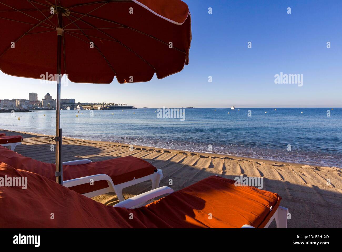 France Var Frejus transats et parasols sur la plage de Fréjus vu sur Saint  Raphael Photo Stock - Alamy
