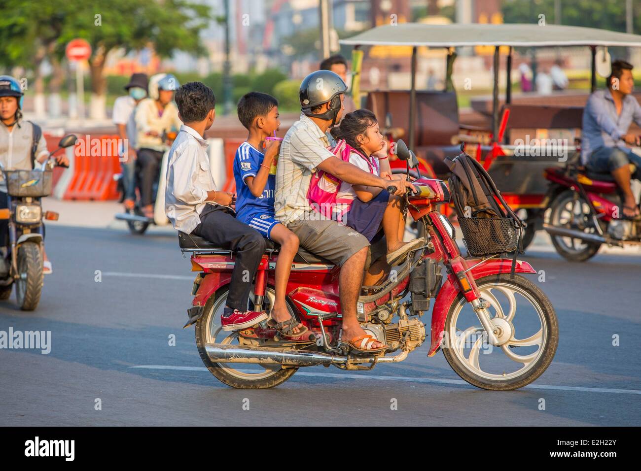 Cambodge Phnom Penh trafic moto Photo Stock - Alamy