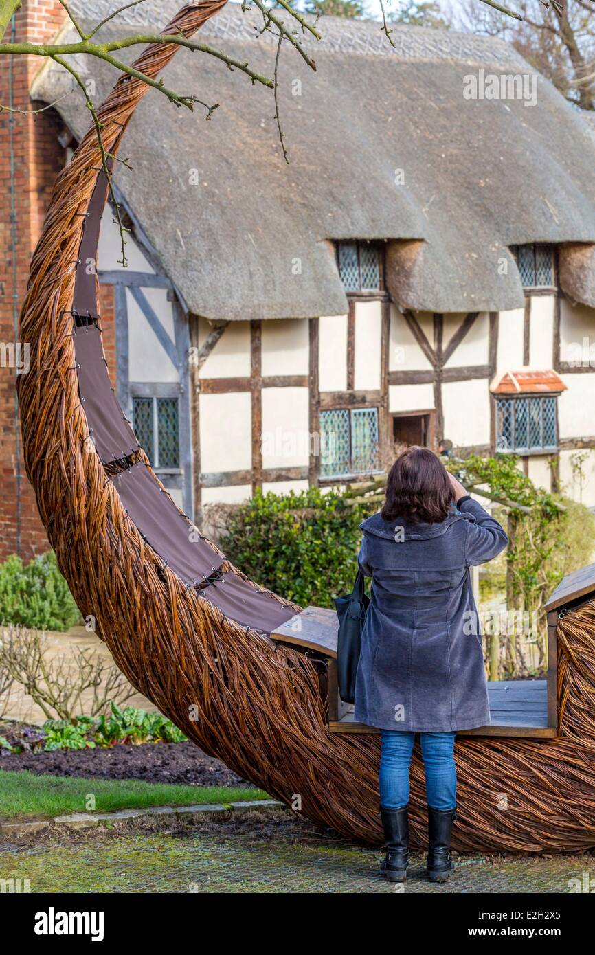 United Kingdom Warwickshire Stratford-upon-Avon, lieu de naissance du 15e siècle de style Tudor, de Anne Hathaway (épouse de William Shakespeare) qui y vécut jusqu'à son mariage en 1582 sculpture intitulée légumes Croissant de lune Banque D'Images