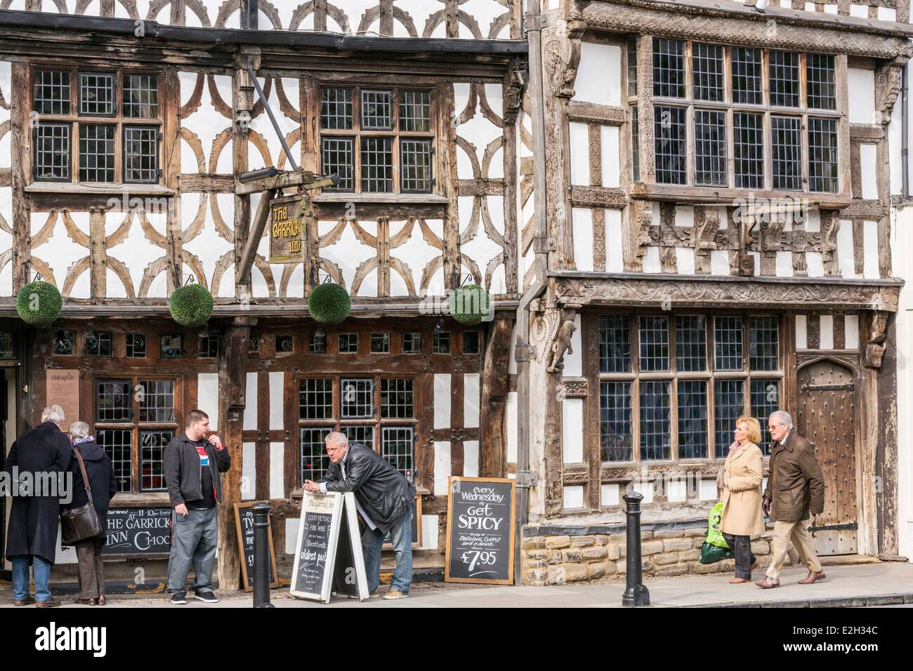 United Kingdom Warwickshire Stratford-upon-Avon High Street Garrick Inn pub situé dans une maison à pans de bois depuis le 16e siècle Banque D'Images