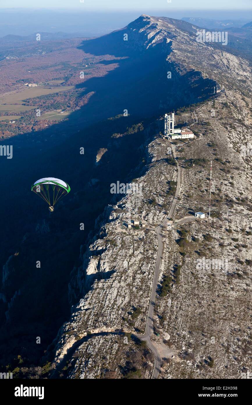 France Bouches du Rhône massif Sainte Baume parapentiste ou moteur paramoteur (vue aérienne) Banque D'Images