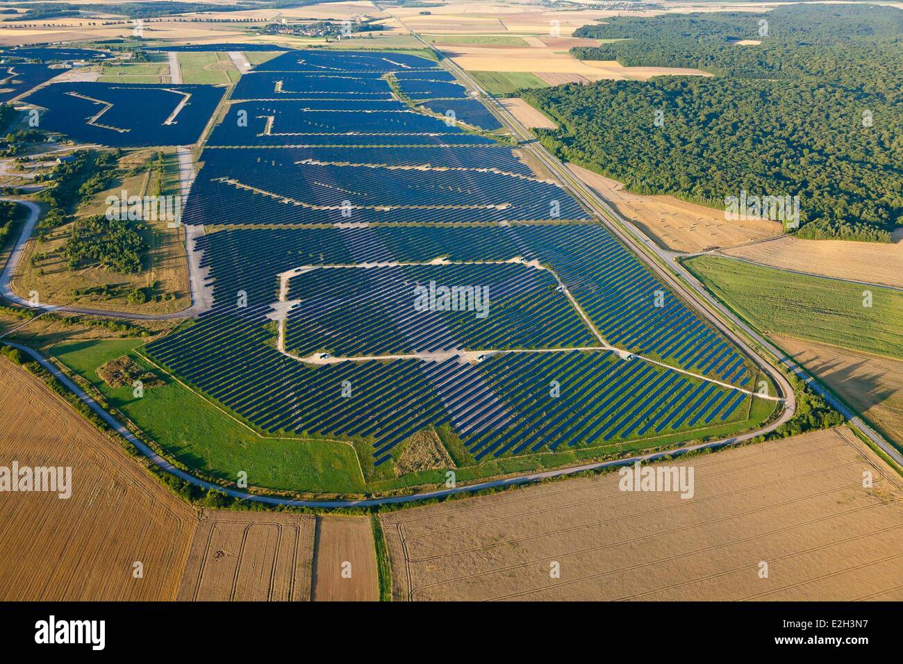 France Meurthe et Moselle Toul solaire photovoltaïque à Toul Rosières plus  grande centrale solaire d'France construit par EDF Energy News 367 ha à la  puissance maximale de 115 MWp sur la base
