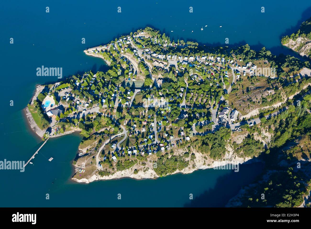 France Hautes Alpes lac de Serre Poncon Prunieres Bay Saint Michel Camping  Nautic (vue aérienne Photo Stock - Alamy