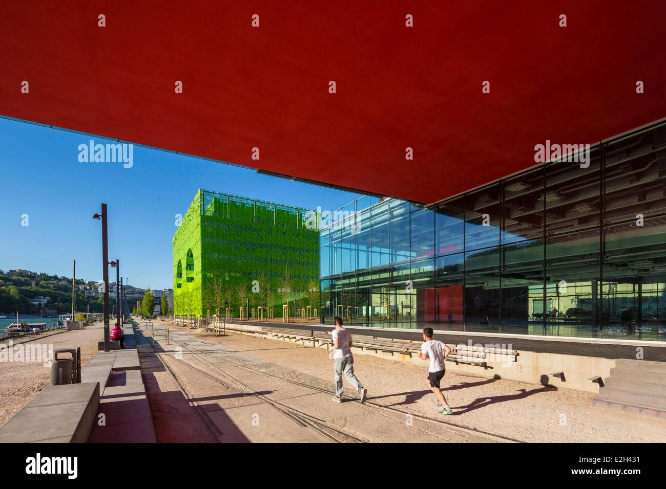 France Rhone Lyon nouveau quartier de la Confluence au sud de Presqu'ile (péninsule) Quai Rambaud Siège social de GL évents de l'architecte Odile Decq et du bâtiment écologique d'Euronews des architectes Dominique Jakob et Brendan Mac Farlaneet Banque D'Images