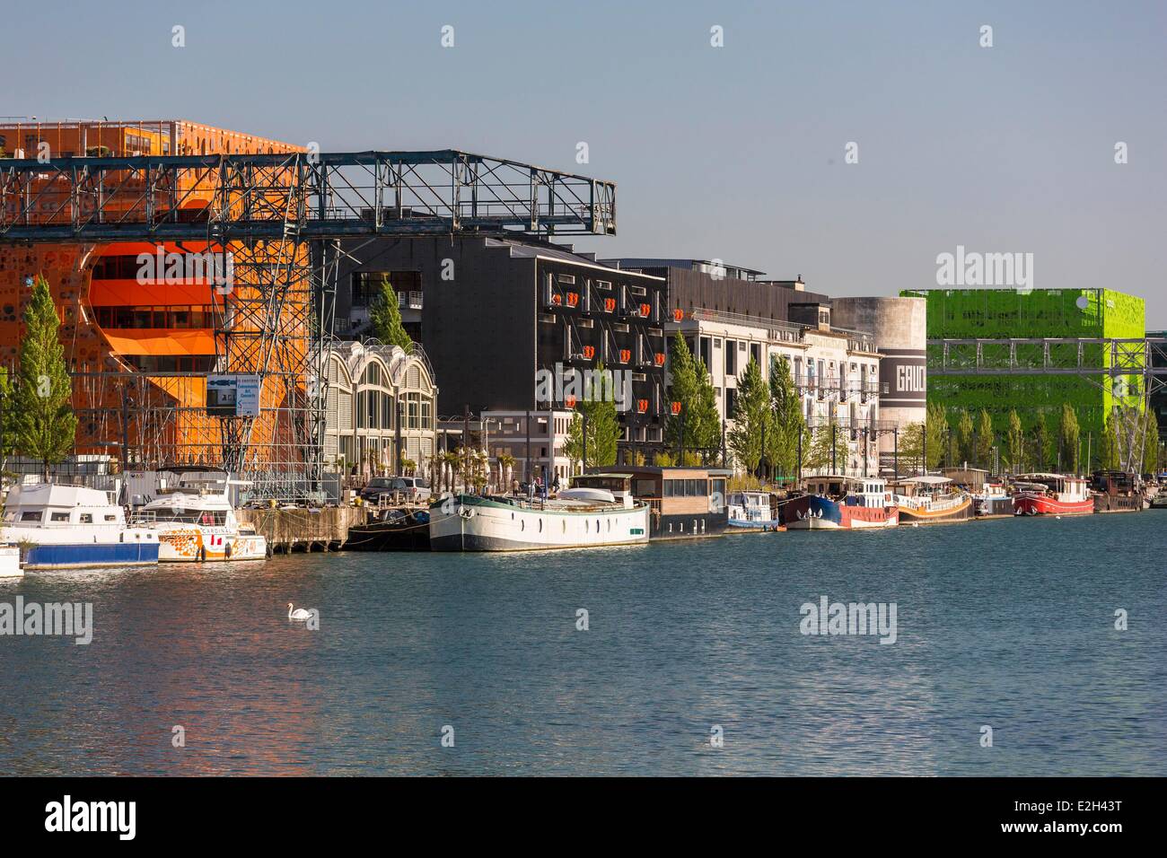 France Rhone Lyon La Confluence nouveau quartier au sud de Presqu'ile (péninsule) Quai Rambaud Cube Orange par Dominique Jakob et Brendan MacFarlane Architects et de l'habitation du siège d'Euronews en arrière-plan et la Sucriere ancien entrepôt 1930 w Banque D'Images