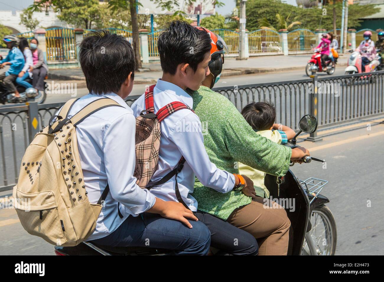 Cambodge Phnom Penh youngs sur une moto ou taxi moto- dop Banque D'Images