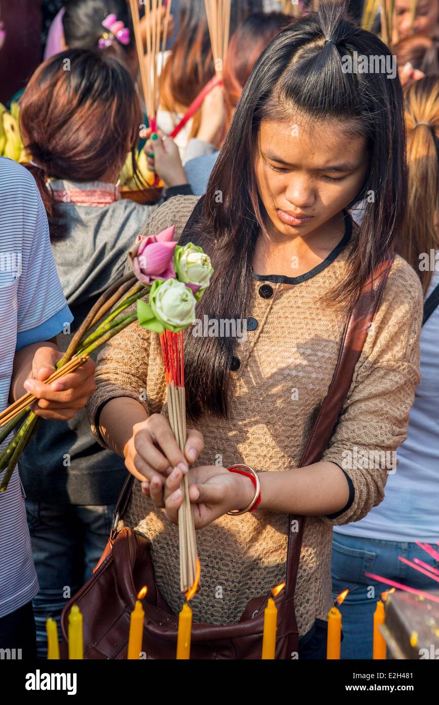 Cambodge Phnom Penh offre, dans un petit temple en face Palais Royal sur Sisowath Quay Banque D'Images