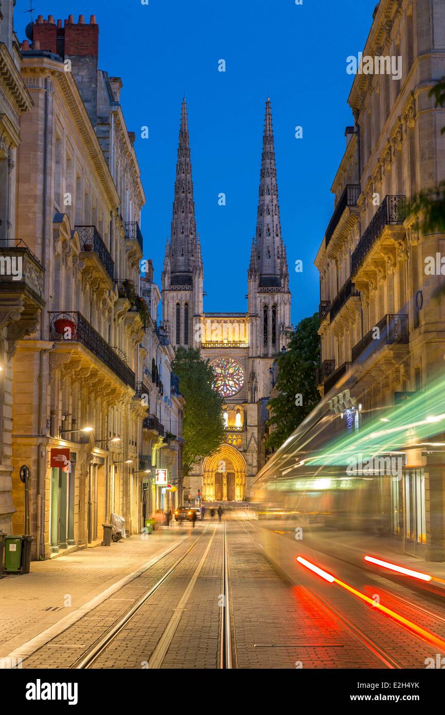 France Gironde Bordeaux zone classée Patrimoine Mondial par l'UNESCO le coucher du soleil sur la cathédrale Saint André rue Vital Carles Banque D'Images