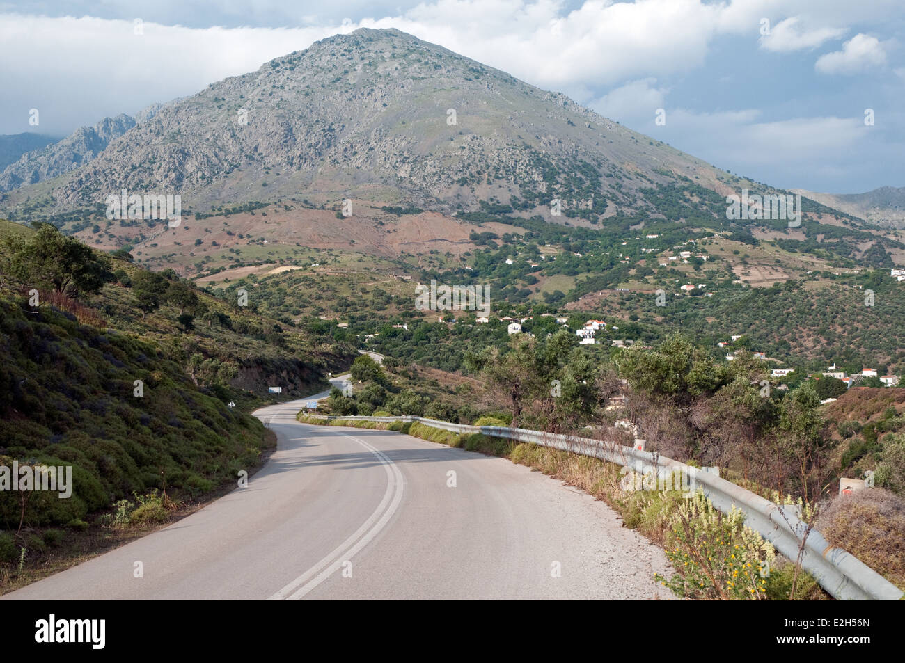 La route de montagne menant au village de Profitis Ilias sur l'île grecque du nord de Samothraki, à Thrace, Grèce. Banque D'Images