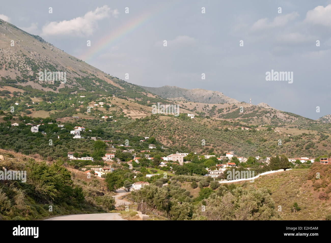 Un arc-en-ciel clair apparaît au-dessus du village de Profitis Ilias, sur l'île grecque du nord de Samothraki, Thrace, Grèce Banque D'Images