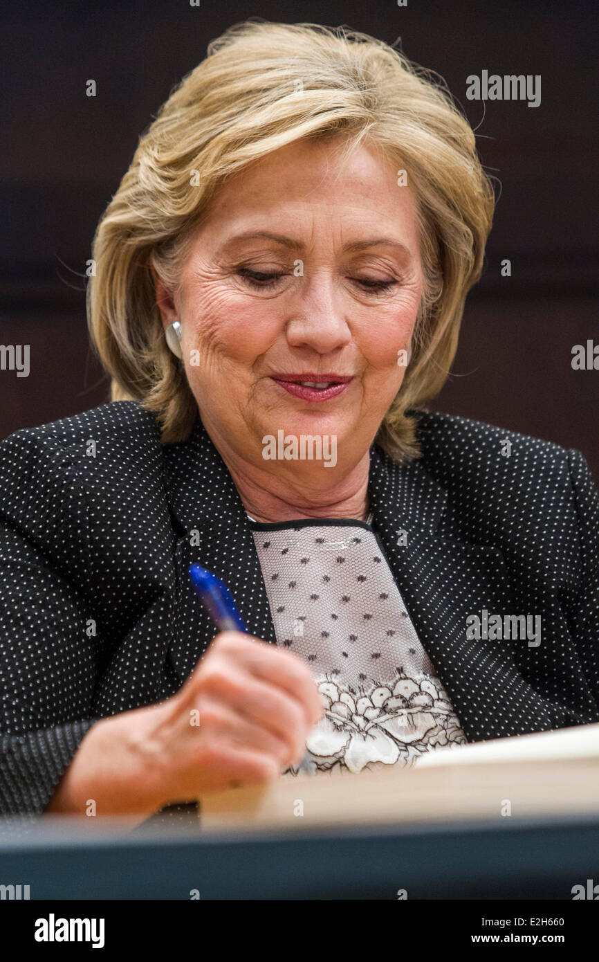 Los Angeles, USA. 19 Juin, 2014. L'ex-secrétaire d'État américaine Hillary Clinton signe son livre "Choix difficiles" à un livre signature event à Los Angeles, Californie, États-Unis, le 19 juin 2014. Credit : Zhao Hanrong/Xinhua/Alamy Live News Banque D'Images