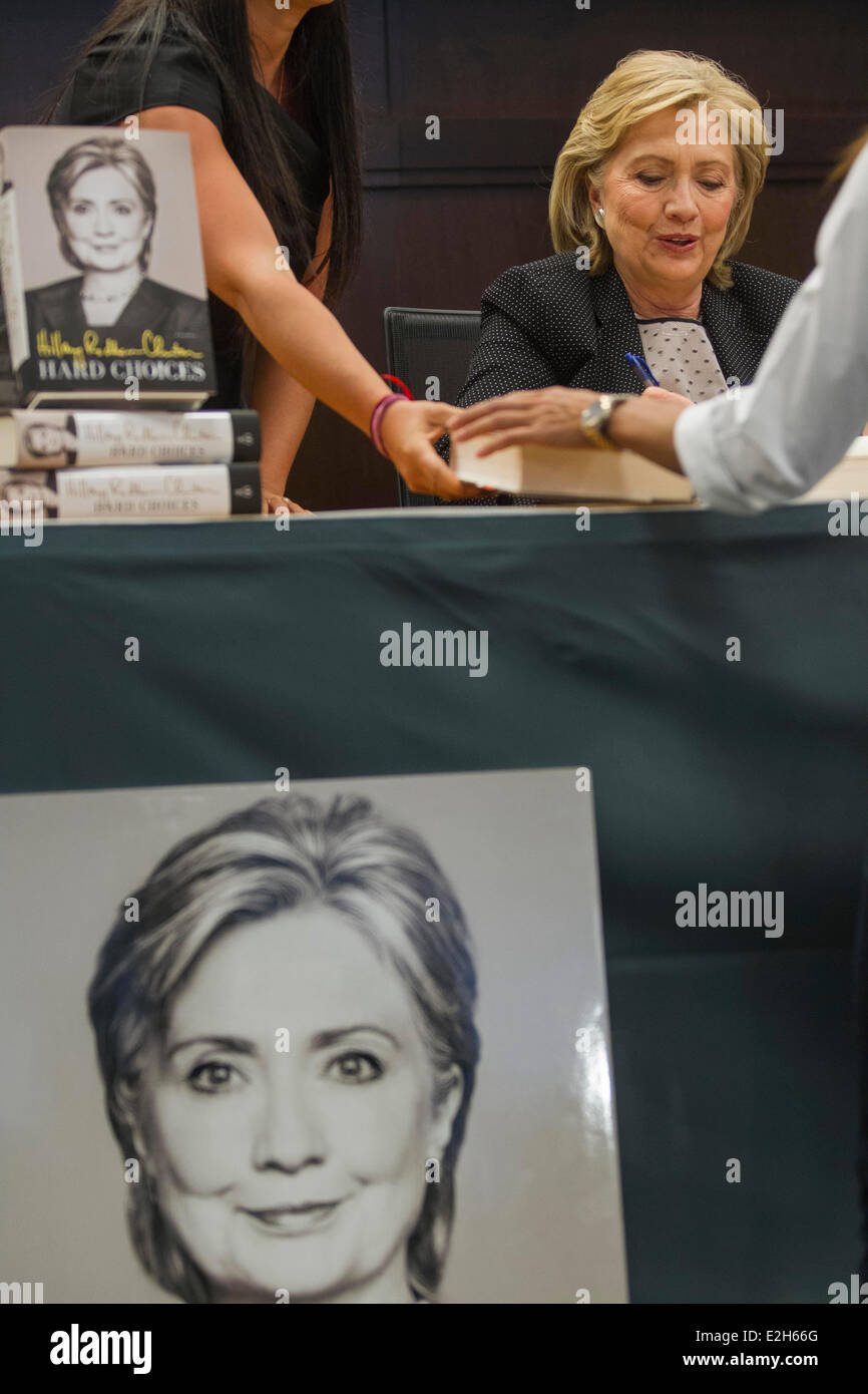 Los Angeles, USA. 19 Juin, 2014. L'ex-secrétaire d'État américaine Hillary Clinton signe son livre "Choix difficiles" à un livre signature event à Los Angeles, Californie, États-Unis, le 19 juin 2014. Credit : Zhao Hanrong/Xinhua/Alamy Live News Banque D'Images