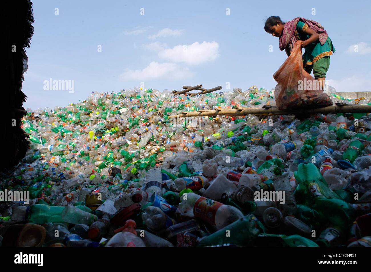 Les femmes travailleur dans une usine de recyclage de bouteilles en plastique.,hot,Montant,Asia,Bangladesh,Bengal,commerce,de,la vie quotidienne banglades Banque D'Images