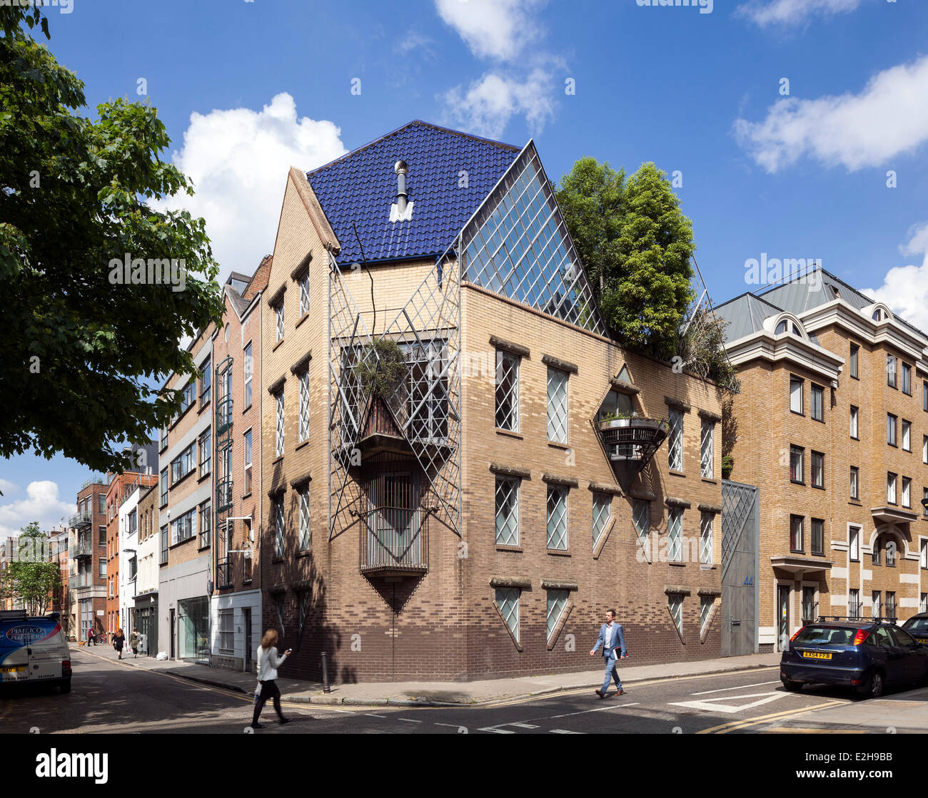 Street-Porter House, Londres, Royaume-Uni. Architecte : CZWG Architectes s.r.l., 1987. Vue sur le coin de la maison avec des gens c Banque D'Images