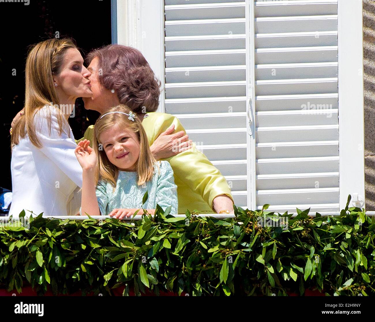 Madrid, Espagne. 19 Juin, 2014. (L-R) Espagnol Reine Letizia, l'Infante Sofia et Dona Sofia sur le balcon du Palais Royal, à Madrid, Espagne, 19 juin 2014. Roi d'Espagne Felipe VI a été officiellement proclamé roi. Photo : Patrick van Katwijk/Pays-Bas ET FRANCE OUT - AUCUN FIL - SERVICE/dpa/Alamy Live News Banque D'Images