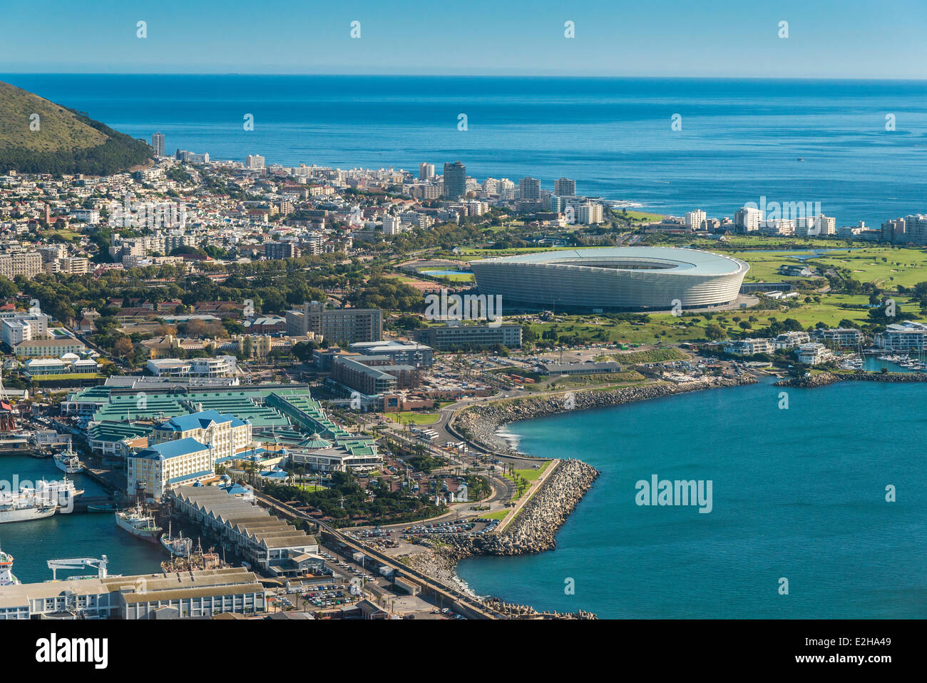 Vue aérienne avec le port et le Green Point Stadium, Cape Town, Western Cape, Afrique du Sud Banque D'Images
