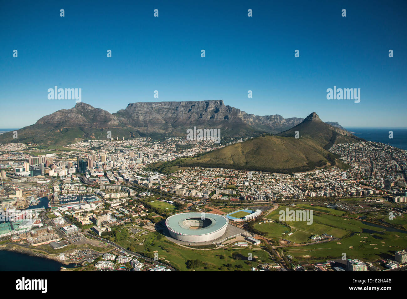 Vue aérienne, Cape Town avec Green Point Stadium, Lionhead et Table Mountain, Cape Town, Western Cape, Afrique du Sud Banque D'Images