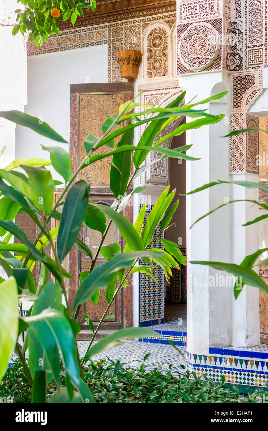 Une cour ombragée à El Bahia Palace à Marrakech, Maroc, Afrique du Nord. Banque D'Images