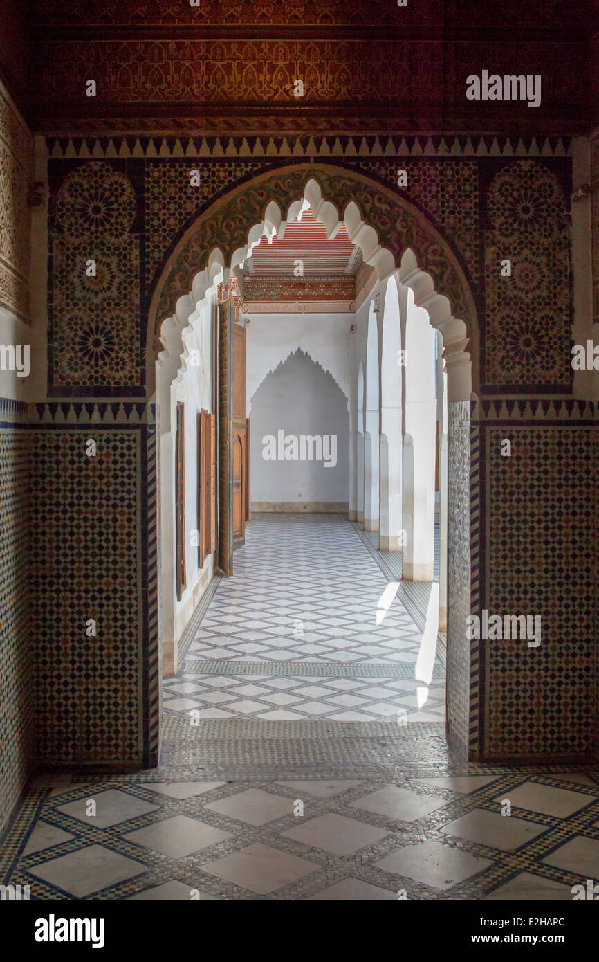 Vue sur une galerie qui entoure la cour principale à l''El Palais Bahia à Marrakech, Maroc, Afrique du Nord. Banque D'Images