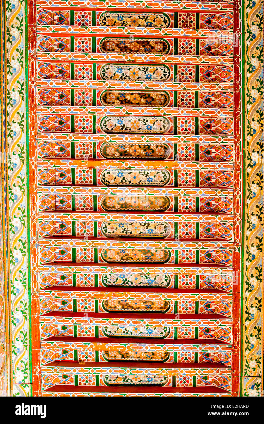 Détail de la bois de cèdre peint au plafond El Palais Bahia à Marrakech, Maroc, Afrique du Nord. Banque D'Images