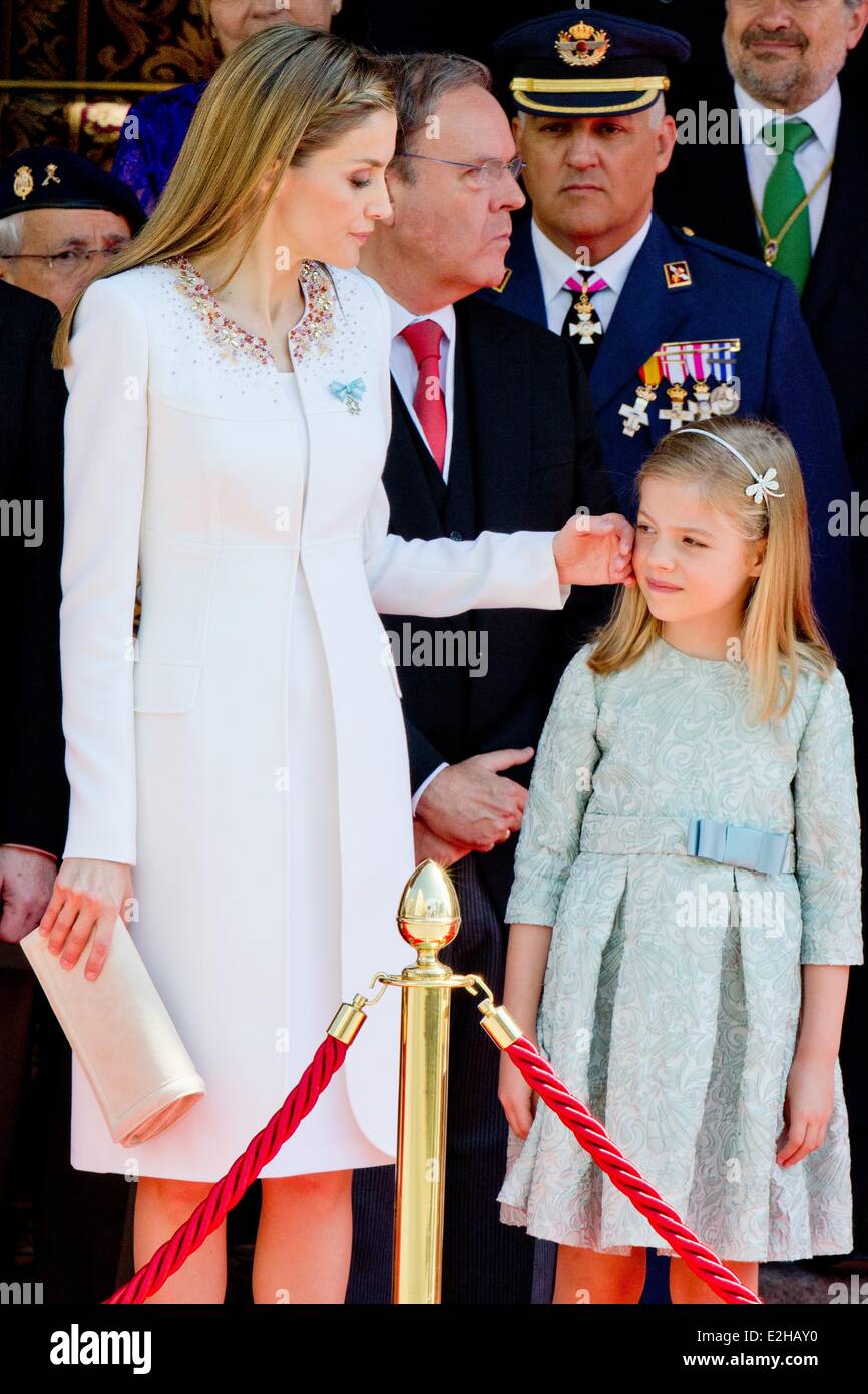 Madrid, Espagne. 19 Juin, 2014. Reine espagnole Letizia (L) et l'Infante Sofia après la cérémonie de proclamation de la du nouveau roi à la Chambre basse du Parlement, à Madrid, Espagne, 19 juin 2014. Roi d'Espagne Felipe VI a été officiellement proclamé roi. Photo : Patrick van Katwijk/Pays-Bas ET FRANCE OUT - AUCUN FIL - SERVICE/dpa/Alamy Live News Banque D'Images