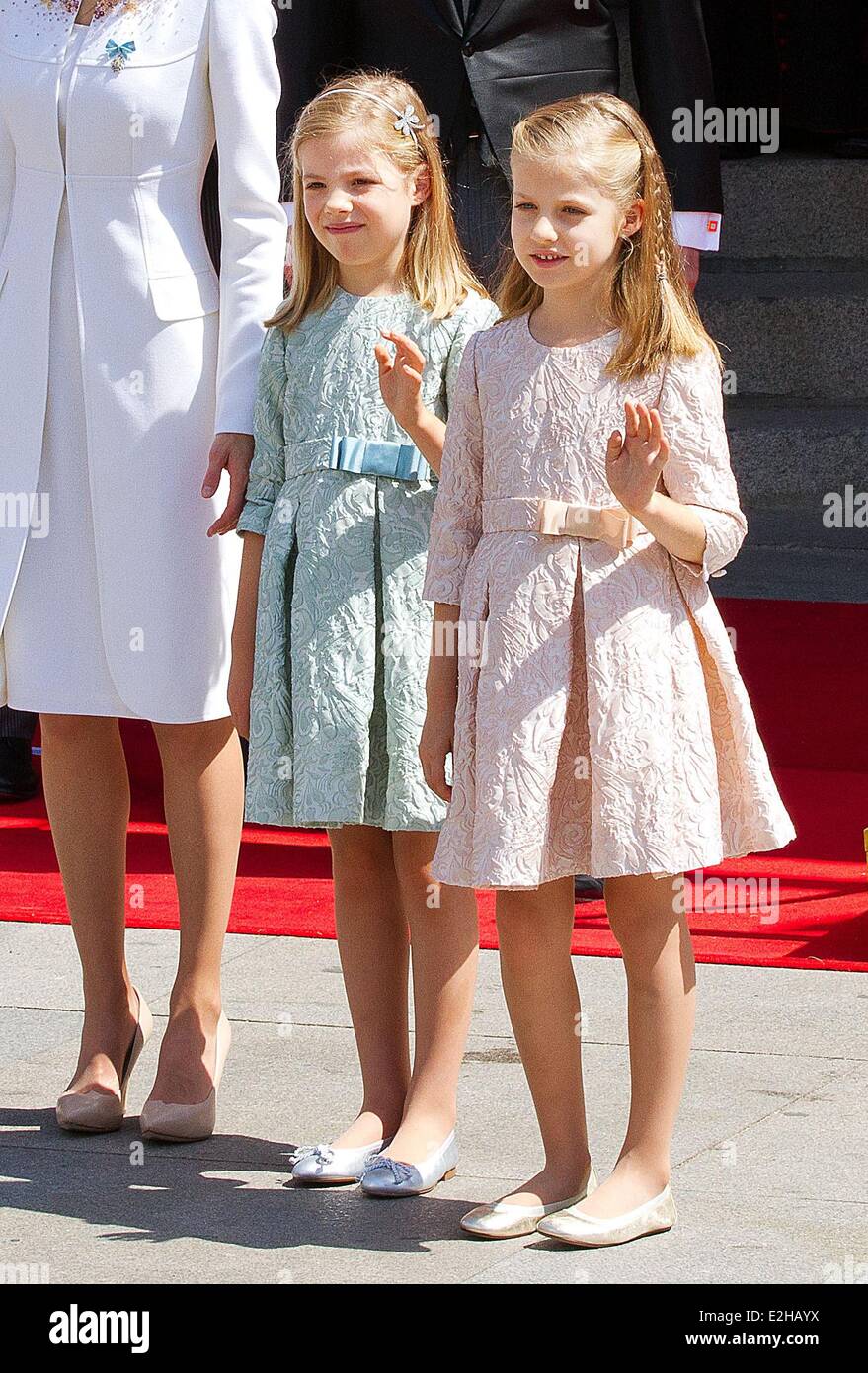 Madrid, Espagne. 19 Juin, 2014. Princesse espagnole Leonor d'Asturies (R) et l'Infante Sofia assister à la parade militaire après la proclamation Felipe cérémonie à la Chambre basse du Parlement, à Madrid, Espagne, 19 juin 2014. Roi d'Espagne Felipe VI a été officiellement proclamé roi. Photo : Albert Nieboer/pre//PAS DE SERVICE DE FIL/dpa/Alamy Live News Banque D'Images