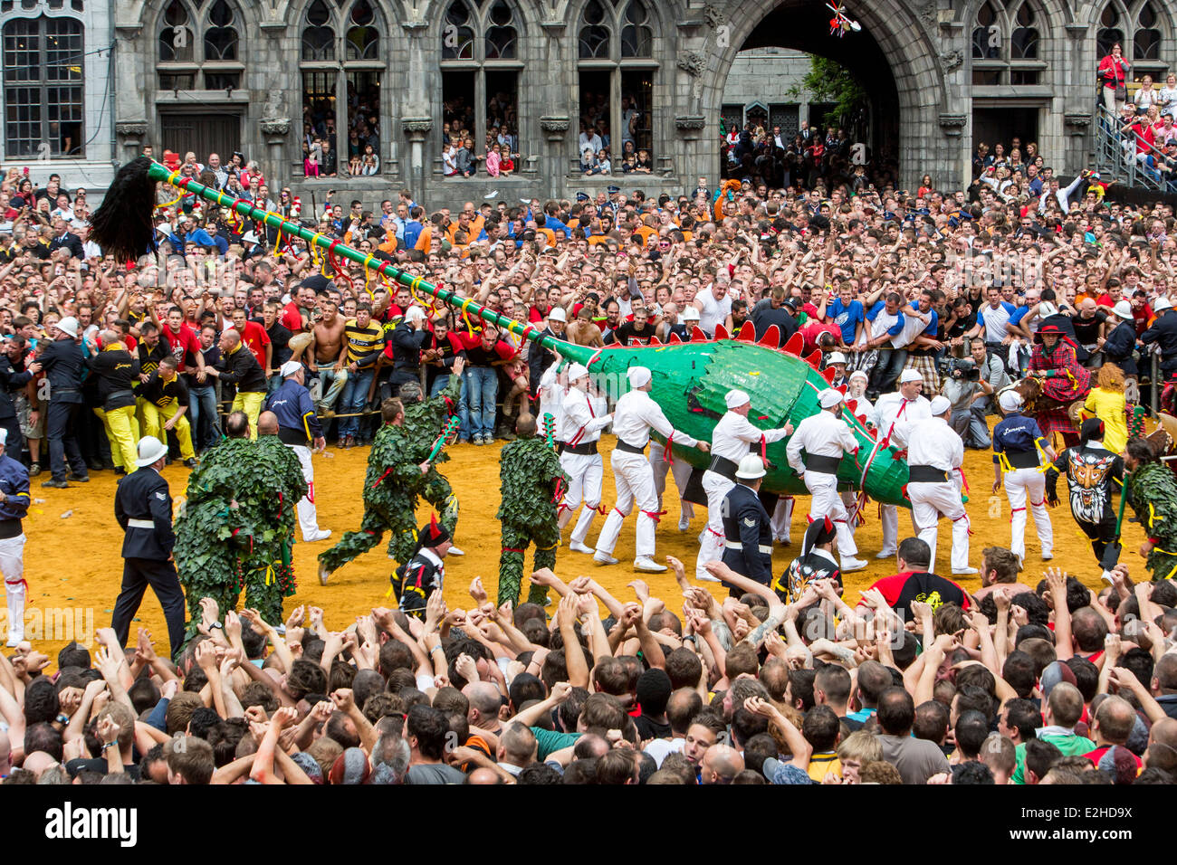 Doudou' Festival à Mons, en Belgique. "Lumeçon" bataille du saint Saint  Georges avec le dragon sur la Grand Place de la vieille ville Photo Stock -  Alamy