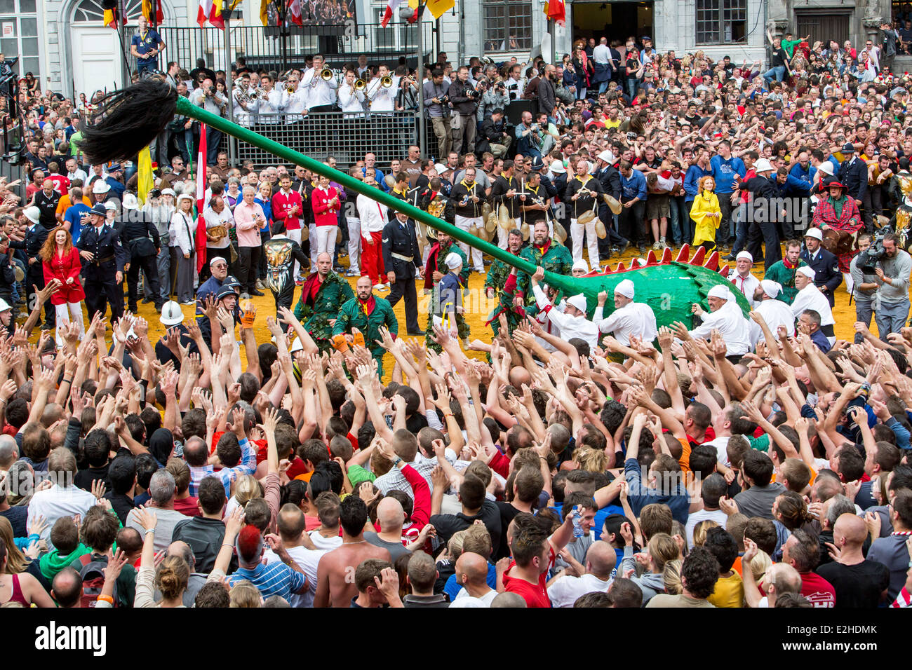 Doudou' Festival à Mons, en Belgique. "Lumeçon" bataille du saint Saint  Georges avec le dragon sur la Grand Place de la vieille ville Photo Stock -  Alamy