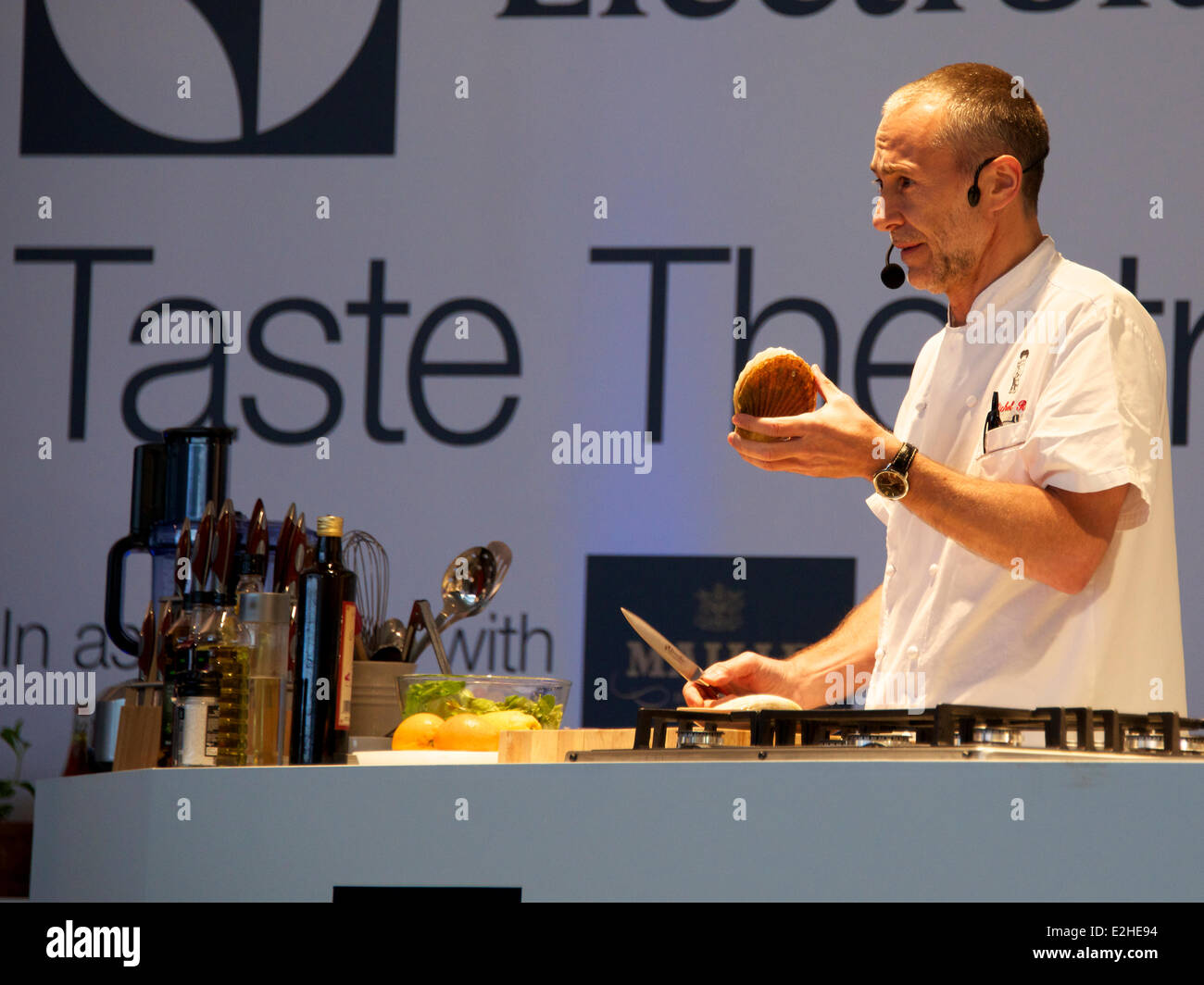 Regents Park, Londres. UK. Jeudi 19 juin 2014. Michel Roux Jr donne une masterclass au goût, le théâtre à l'avant-goût de Londres Festival à Regents Park. Jeudi 19 Juin 2014 : Crédit photo par Lindsay Le gendarme / Alamy Live News Banque D'Images