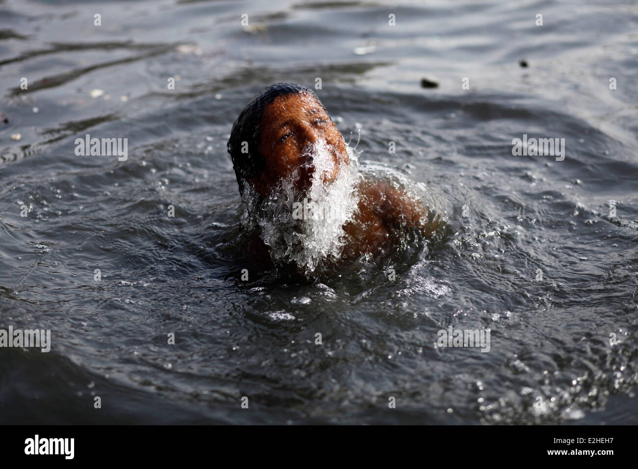 Un Enfant De La Rue La Natation Dans Une Rivière Polluée