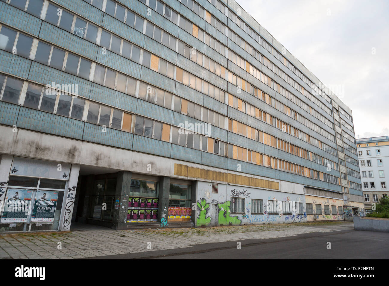 Immeuble d'appartements de GDR Times prêt à être démoli à Magdeburg, Allemagne Banque D'Images