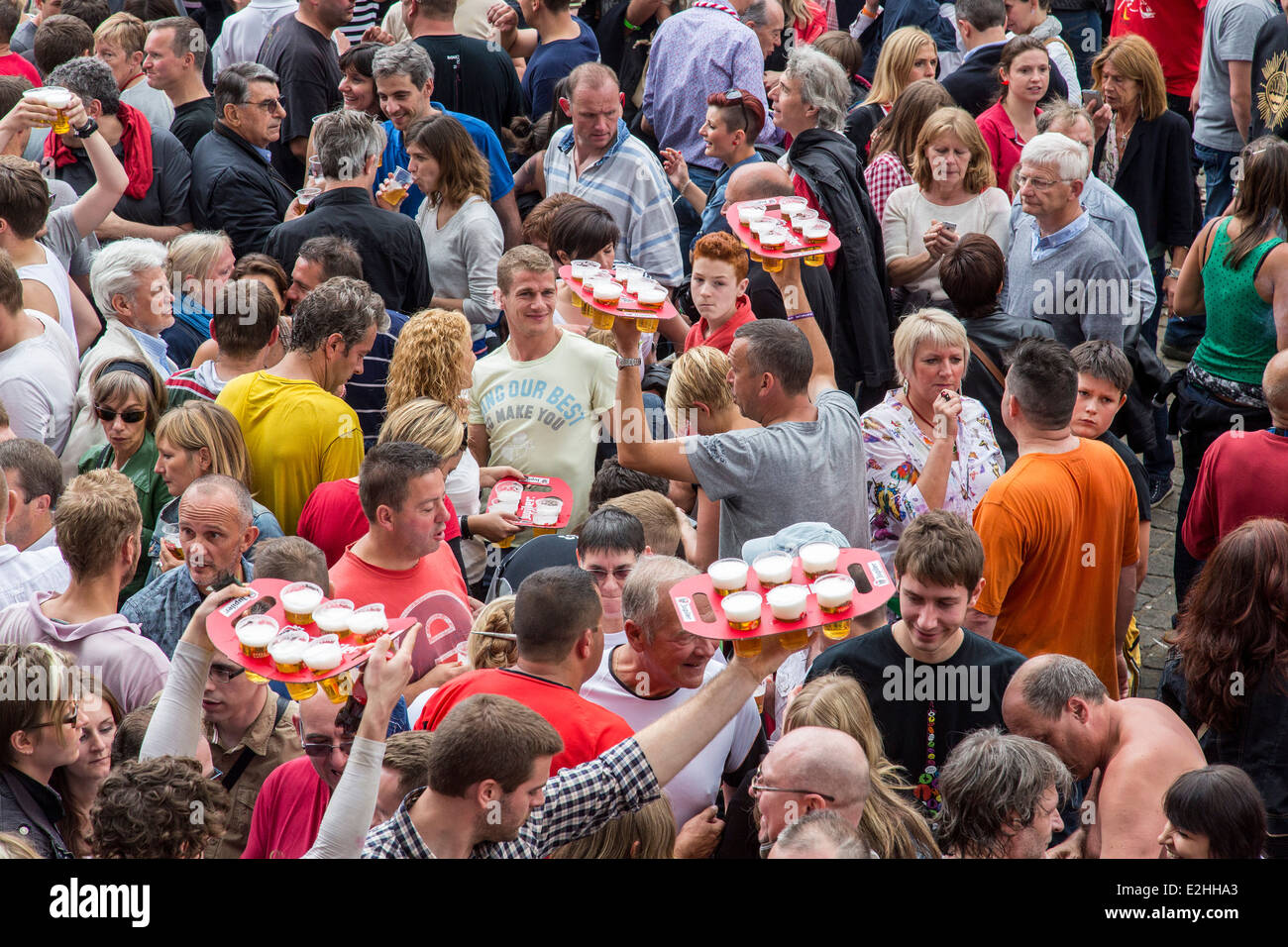 'Doudou' Festival à Mons, en Belgique. "Lumeçon" bataille du saint Saint Georges avec le dragon sur la Grand Place de la vieille ville Banque D'Images