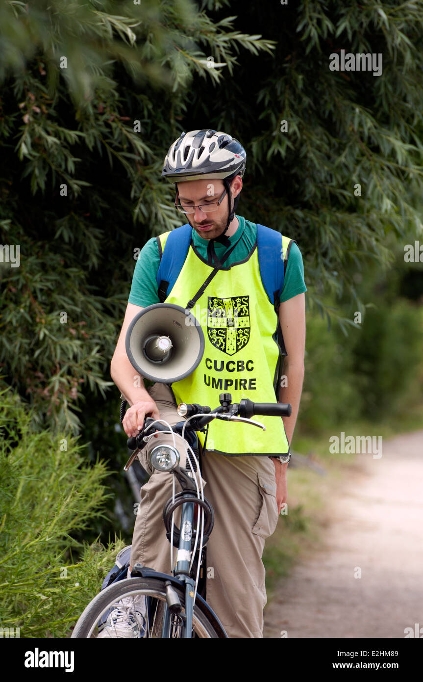 Cambridge peut bosses, halage, juge-arbitre sur un vélo avec un mégaphone Banque D'Images