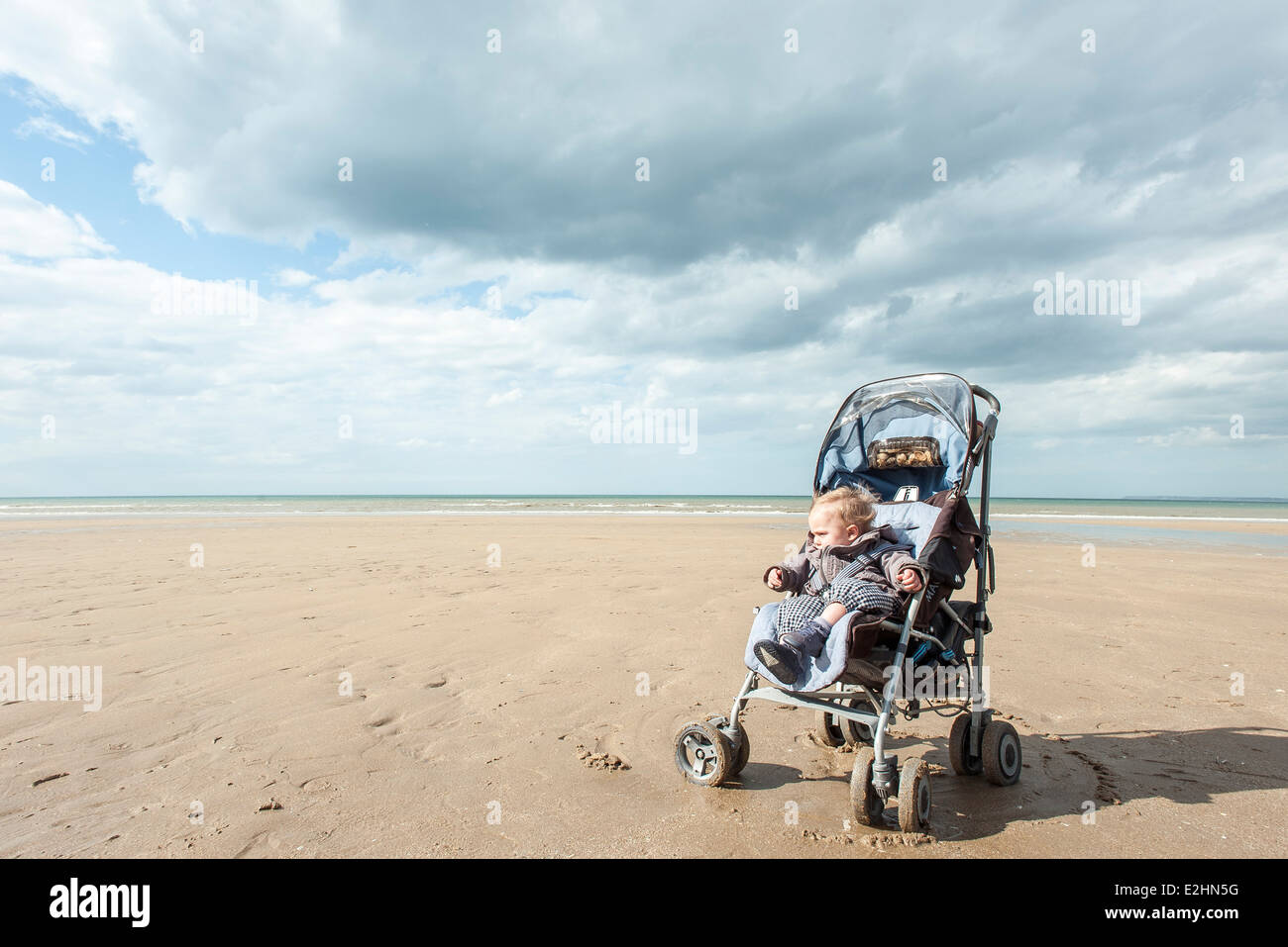 Dans la poussette de bébé seul sur beach Banque D'Images