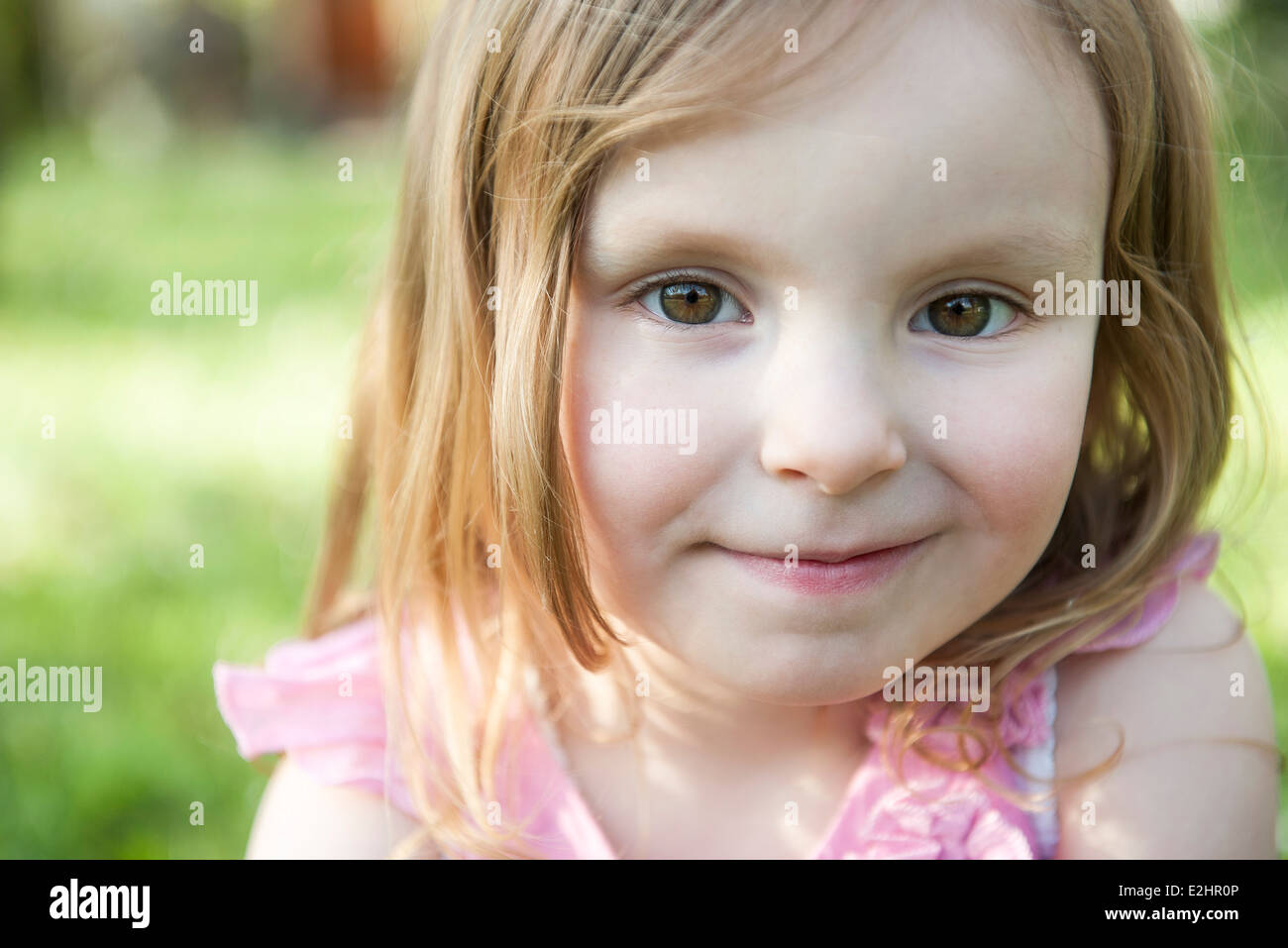 Little girl smiling, portrait Banque D'Images