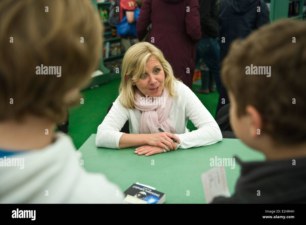 Auteur de fiction pour enfants et romancier Lucy Hawking, fille de Stephen Hawking, livre de signature au Hay Festival 2014 ©Jeff Morgan Banque D'Images