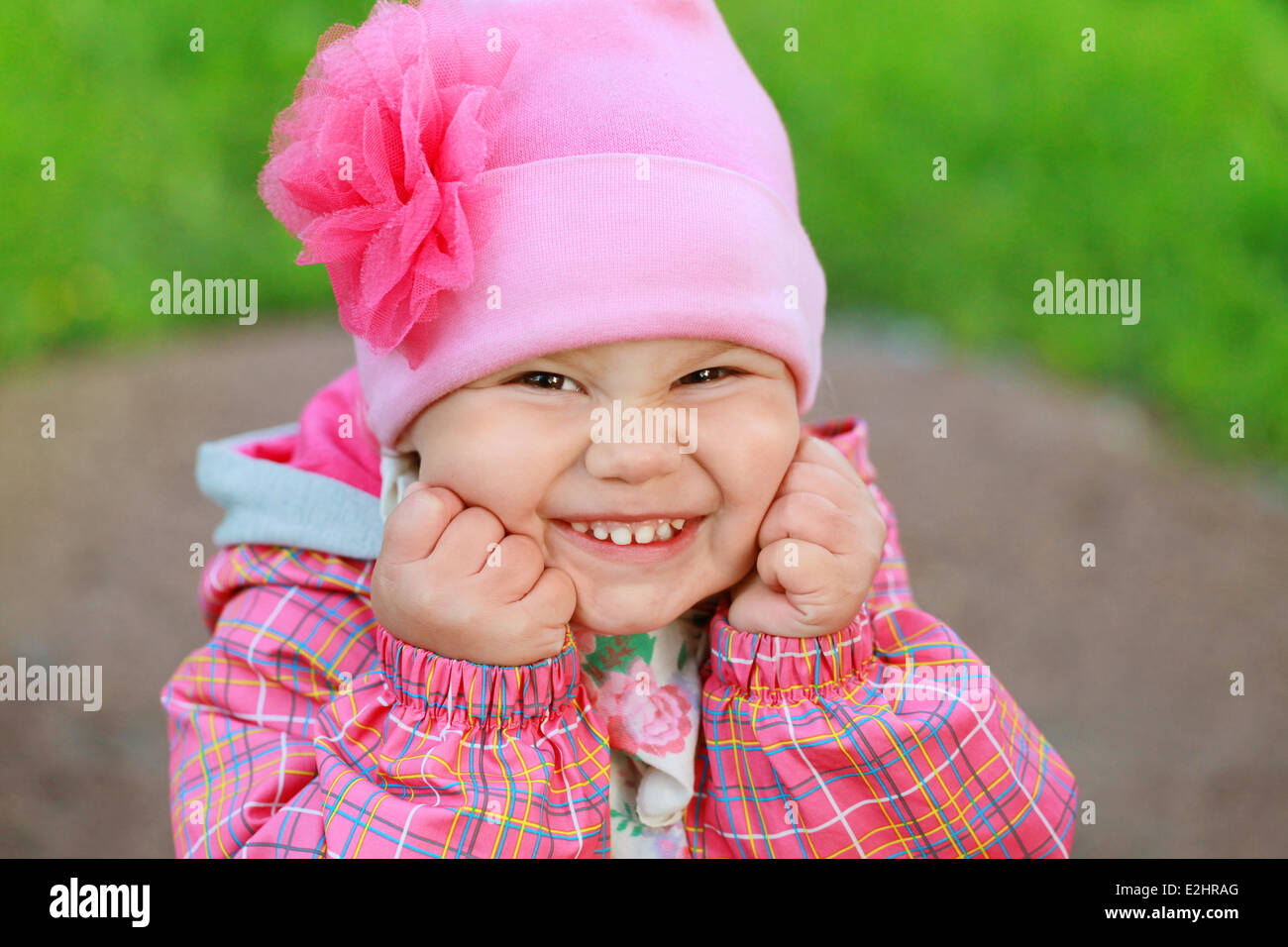 Funny rire Caucasian baby girl in pink Banque D'Images