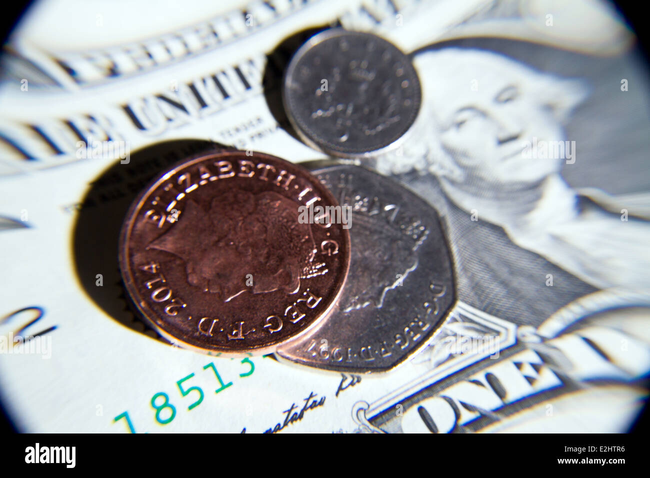 Un Américain one dollar bill avec l'argent anglais assis sur lui pour voir les taux de change. Banque D'Images