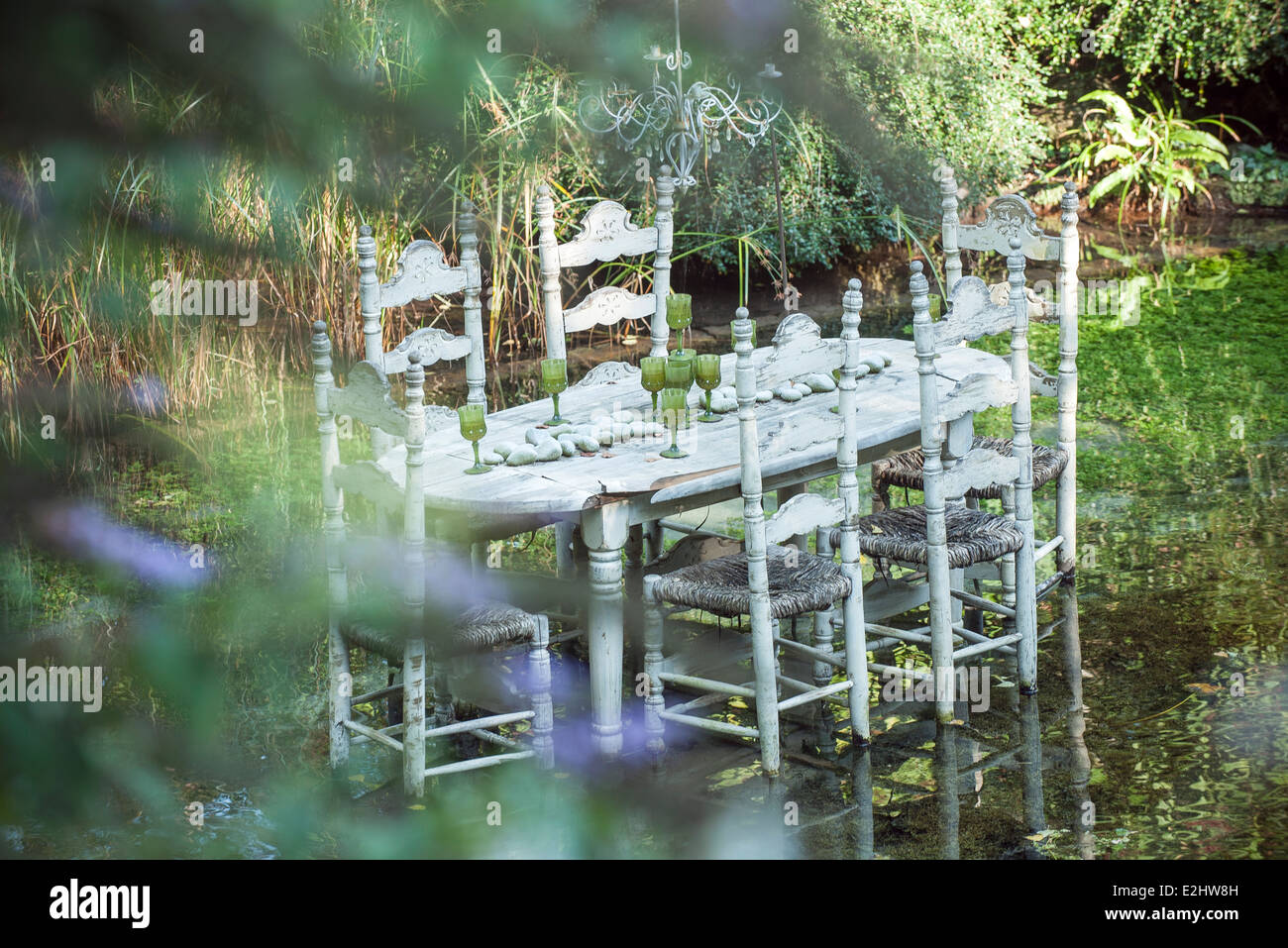 Table à manger ornée flottant dans l'étang Banque D'Images